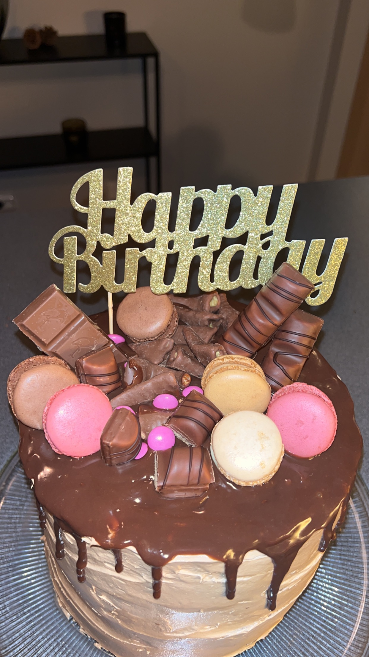 Bursdagskake med sjokolade og makroner